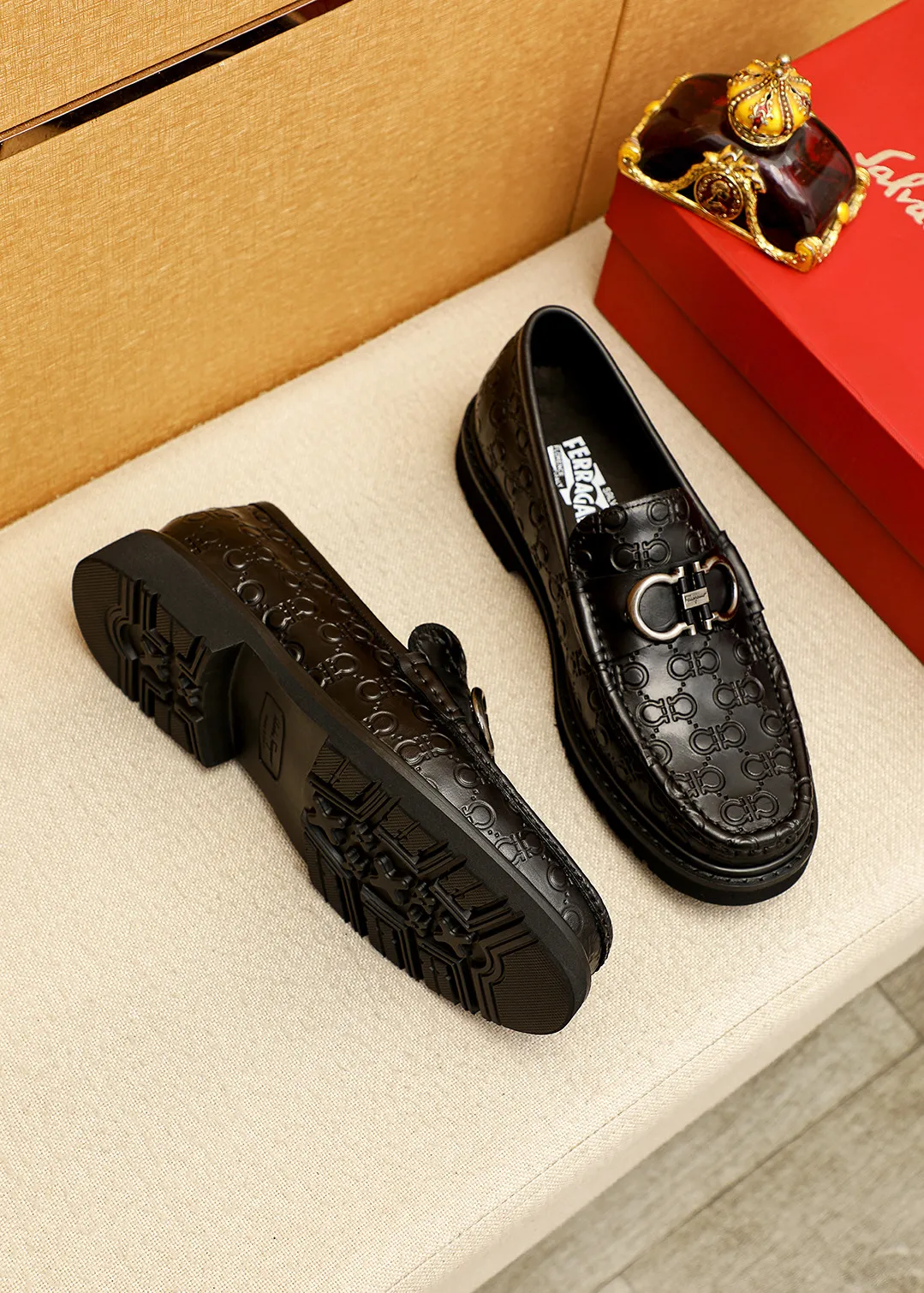 Men's shoes 💰520 💐 Product trademark: Ferragamo "Ferragamo" casual leather shoes Regular size: 38-44 (45.46🉑️customized) Product materials: Selected imported first-layer calfskin embossed upper + original hardware buckle, imported water-dyed cow leather lining. Strong three-dimensional visual effect, original outsole color: 1⃣️color optional